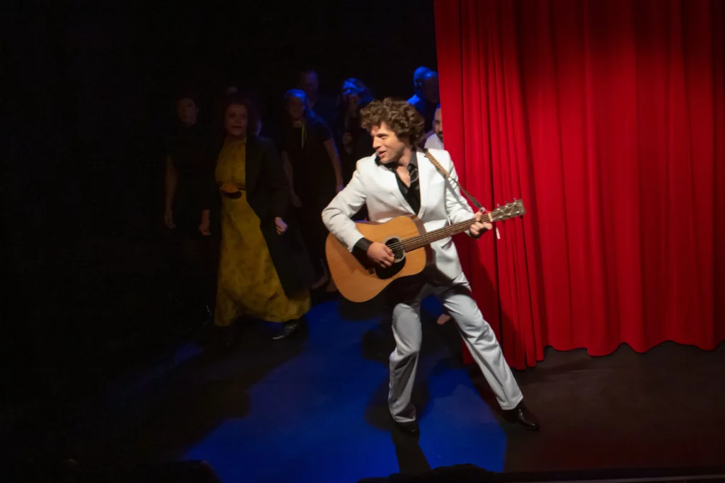 greg WARD guitar voyageur debout